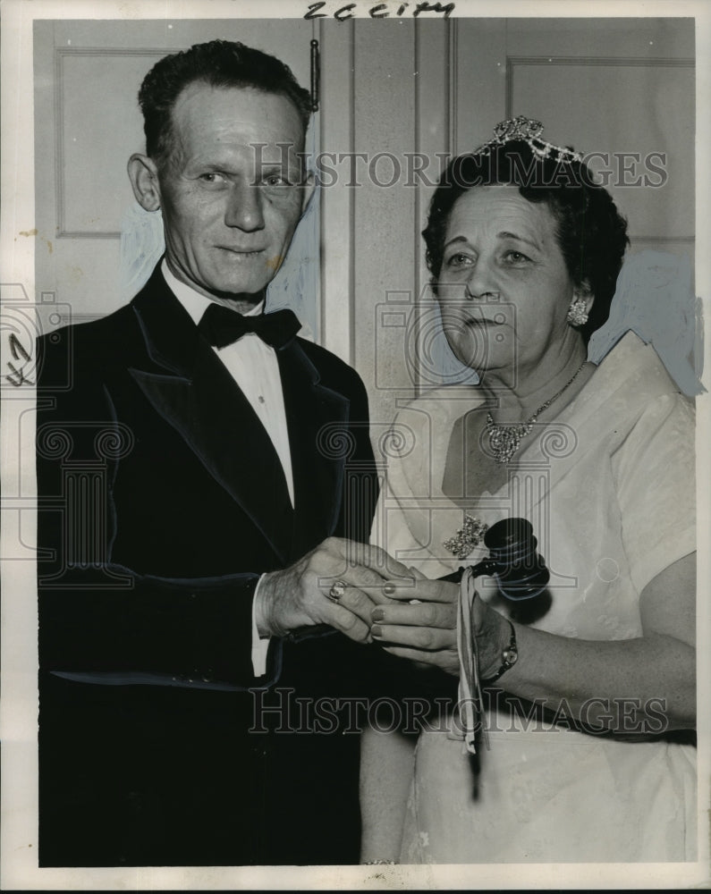 1962 Press Photo Loren J. Alford and Mrs. Leo Wertheimer at Louisiana Court No.1- Historic Images