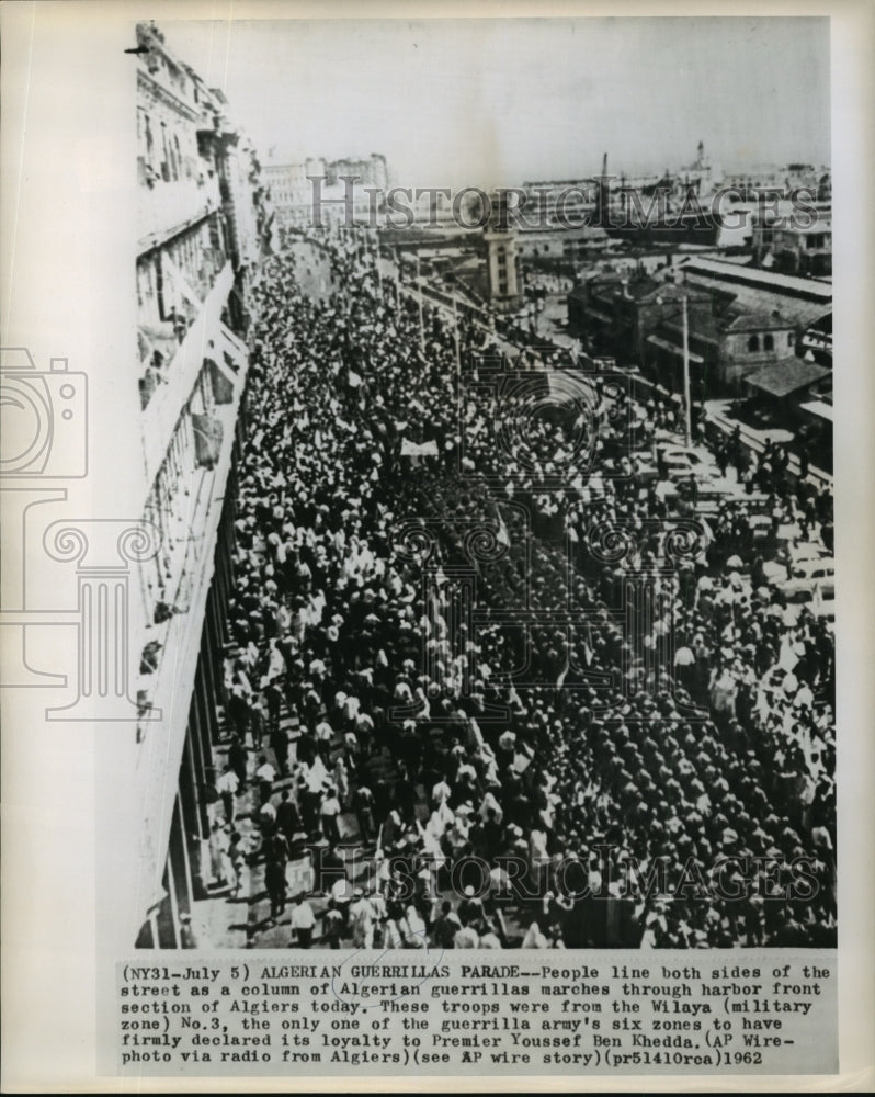 1962 Press Photo People line the streets in the harbor front section of Algiers.