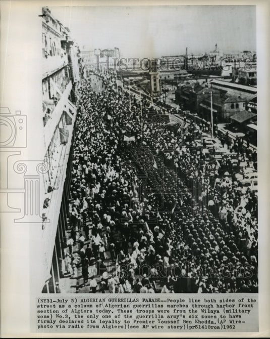 1962 Press Photo People line the streets in the harbor front section of Algiers.