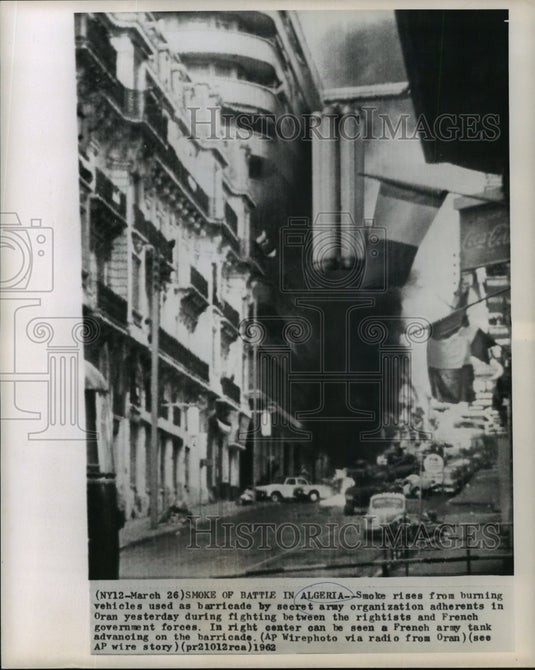 1962 Press Photo Smoke rises from burning vehicles during fighting in Oran.