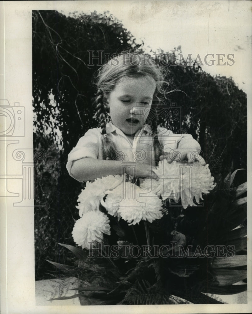 1972 Press Photo All Saints Day - Chris Perkins arranges flowers at tomb.- Historic Images