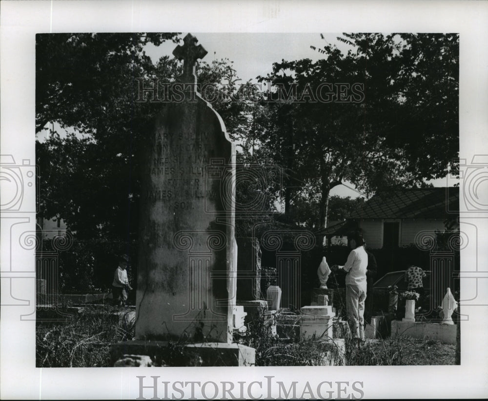 1966 Press Photo All Saints Day - People visiting the St. Louis Cemetery.- Historic Images