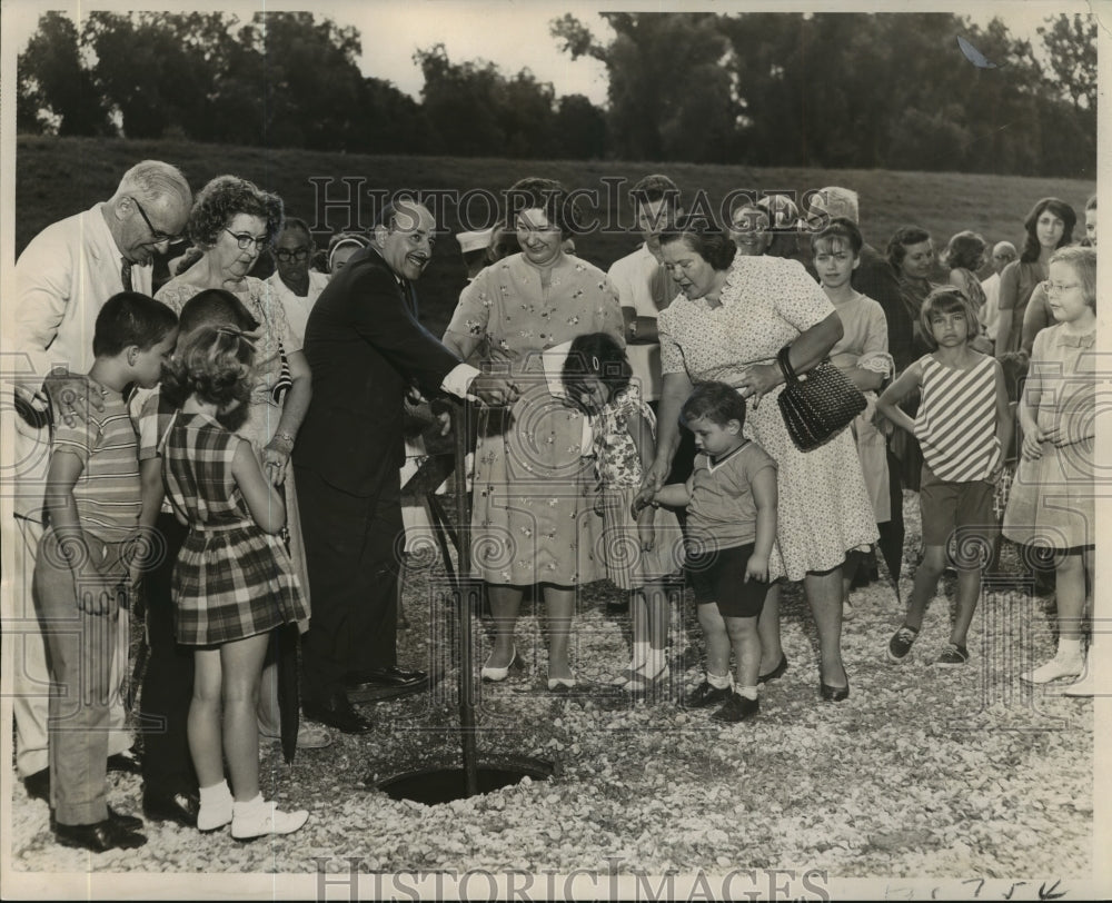 1965 Press Photo Mayor Victor H. Schiro turns valve to bring in city water - Historic Images