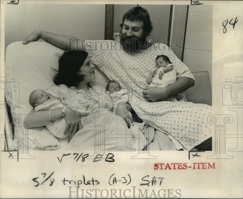 1977 Press Photo Carolyn and Karlton Allsup with their newborn triplets