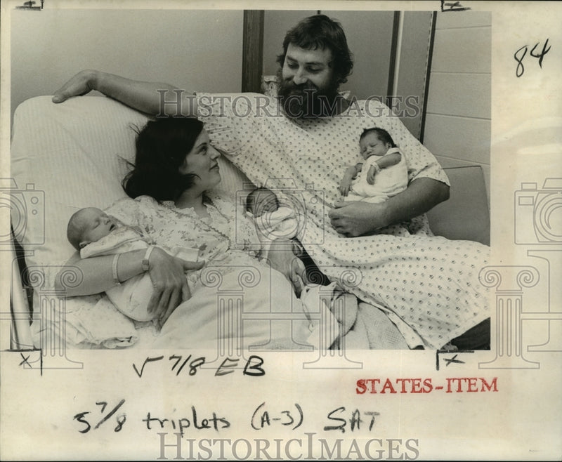 Load image into Gallery viewer, 1977 Press Photo Carolyn and Karlton Allsup with their newborn triplets
