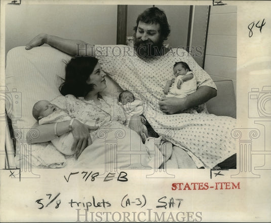 1977 Press Photo Carolyn and Karlton Allsup with their newborn triplets