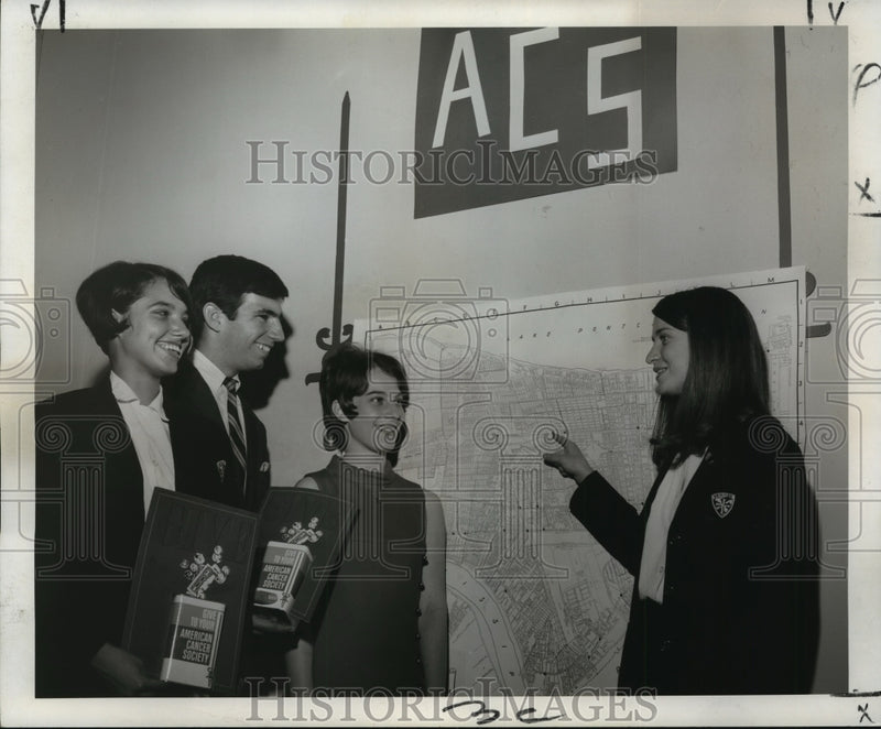 Load image into Gallery viewer, 1968 Press Photo New Orleans - Members of American Teens Against Cancer Program
