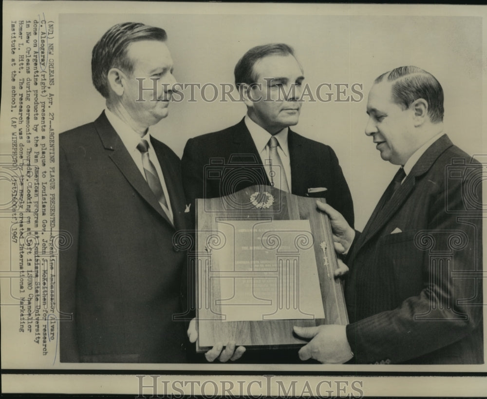 1967 Press Photo Argentine Ambassador Alvaro C. Alsogaray, Gov. John Mckeithen.