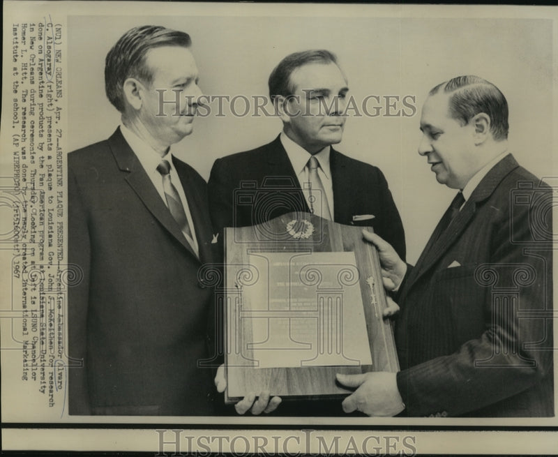 Load image into Gallery viewer, 1967 Press Photo Argentine Ambassador Alvaro C. Alsogaray, Gov. John Mckeithen.
