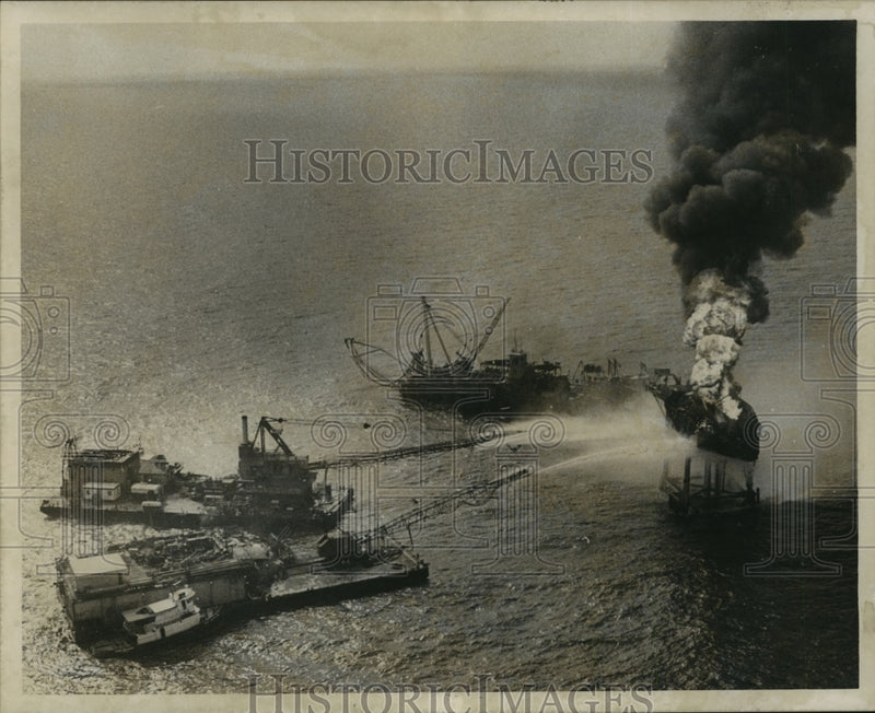Load image into Gallery viewer, 1971 Press Photo Fire on Amoco drilling platform hosed by fire boat tugs
