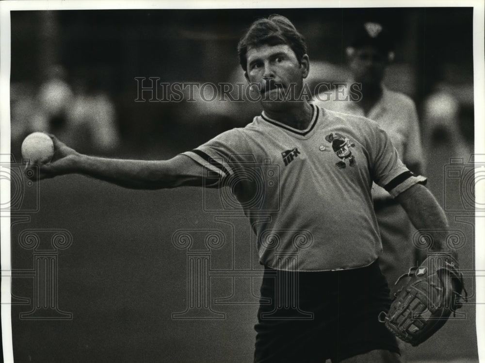 1987 Press Photo Softball- Paul Amiss of Kentwood Springwater team lets fly.- Historic Images