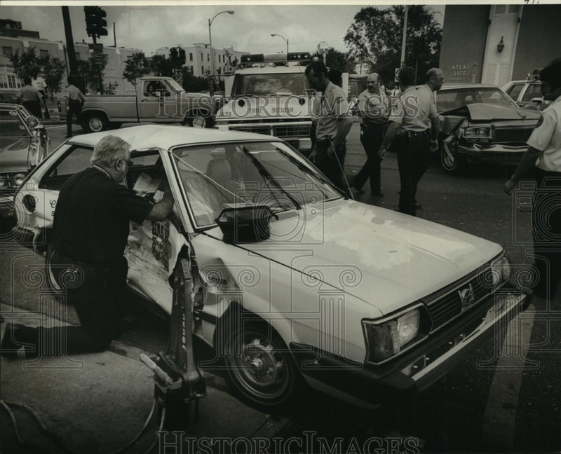 Load image into Gallery viewer, 1980 Press Photo Accident - Police Chaplain Father Peter Rogers Gives Last Rites
