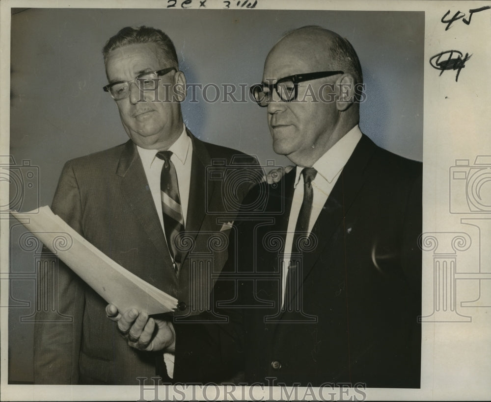 1965 Press Photo Pastor Elder H.T. Anderson Talks Welfare Center with R.G. Dupuy- Historic Images