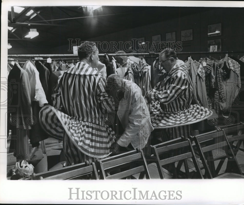 1962 Press Photo Rex float riders for Mardi Gras parade, get dressed for event.- Historic Images