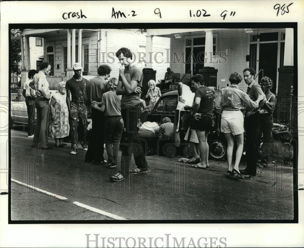 1981 Press Photo Accidents - Crowd surrounds scene of wreck on Magazine St.- Historic Images