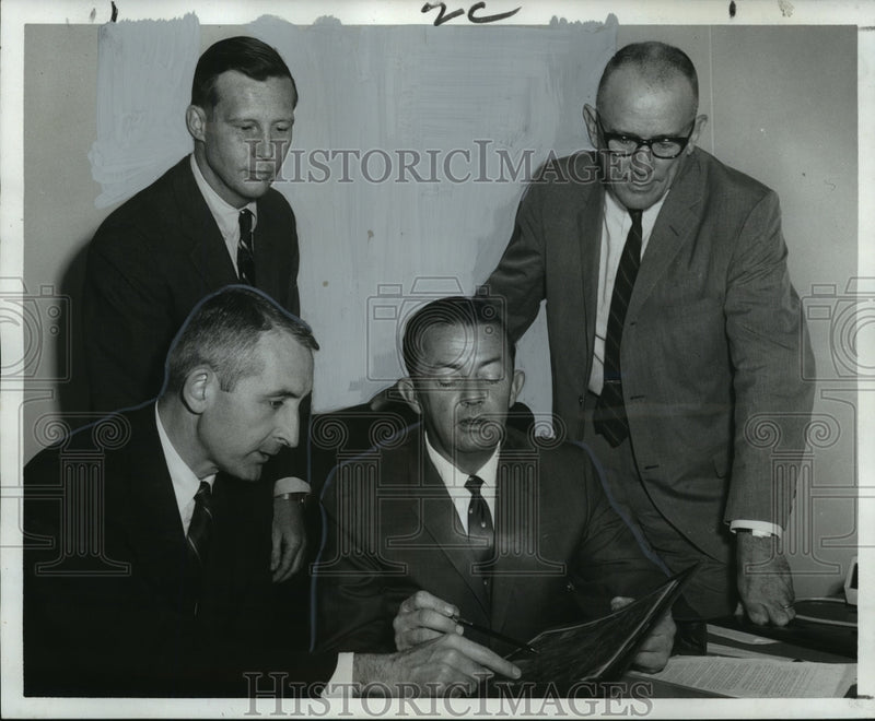 Load image into Gallery viewer, 1965 Press Photo Southern Baptist Hospital- Setting up financing for expansion.
