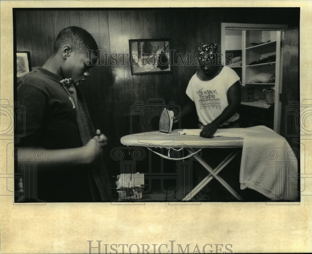 1944 Press Photo Taleo &amp; Arthur Do Chores at Baptist Children&#39;s Village- Historic Images