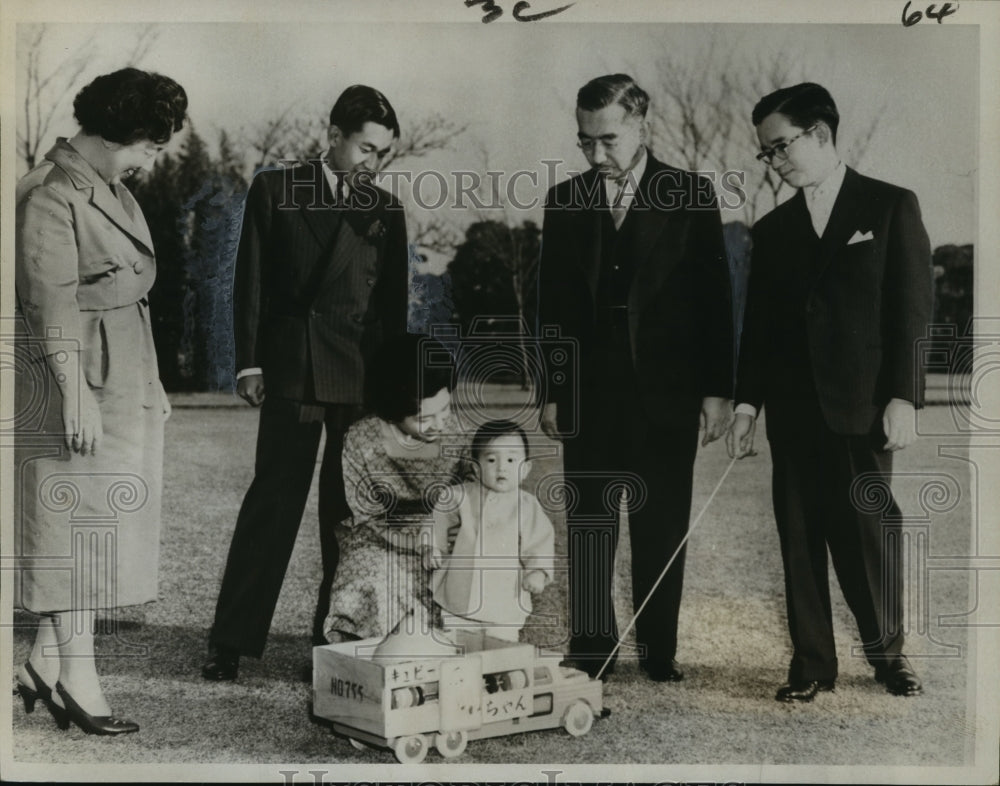 1961 Press Photo Prince Hiro, 11 months old is center of attraction. - noa13894- Historic Images