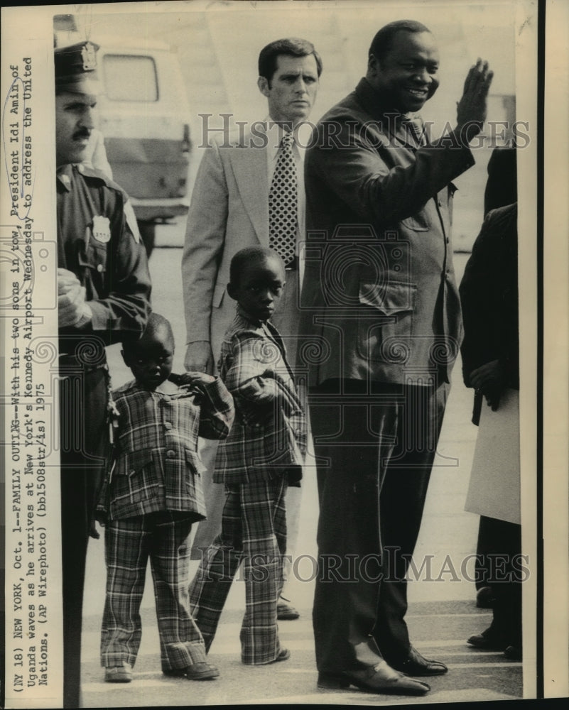 1975 Press Photo President Idi Amin of Uganda with Two Sons Arrive in New York- Historic Images