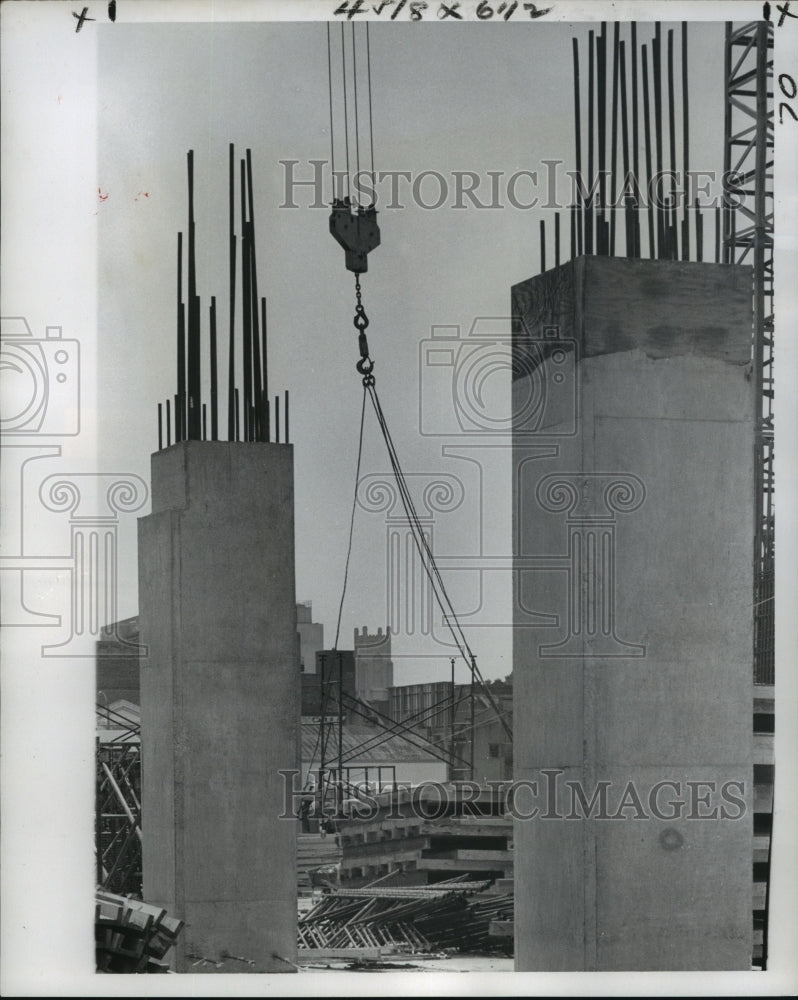 1976 Press Photo New Orleans - Columns Placed in Amoco Building Construction- Historic Images