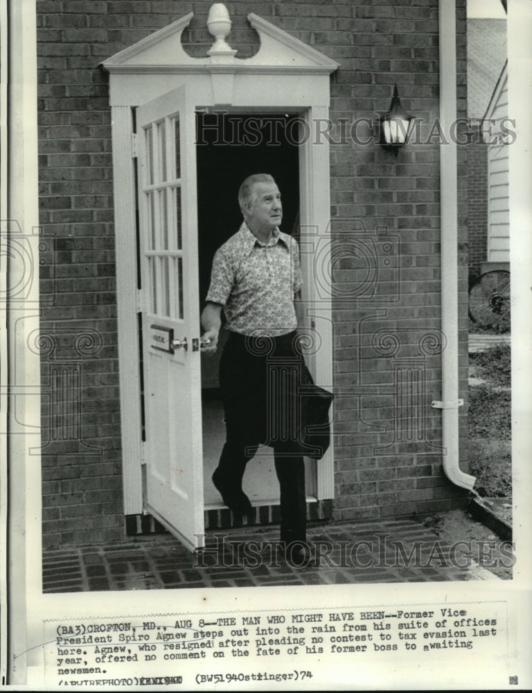 Load image into Gallery viewer, 1974 Press Photo Former Vice President Spiro Agnew steps out into rain.

