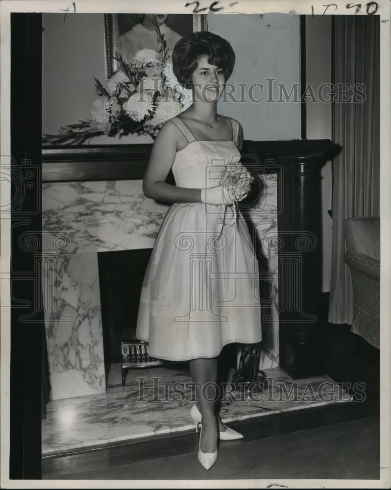 1962 Press Photo Debutante- Miss Bettie Martin Alsop, pictured in frock she wore- Historic Images