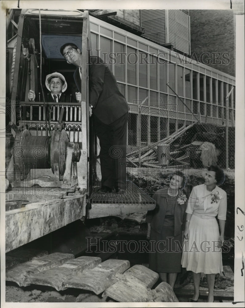 1965 Press Photo Samuel E. Kennon first baby born at Southern Baptist Hospital- Historic Images