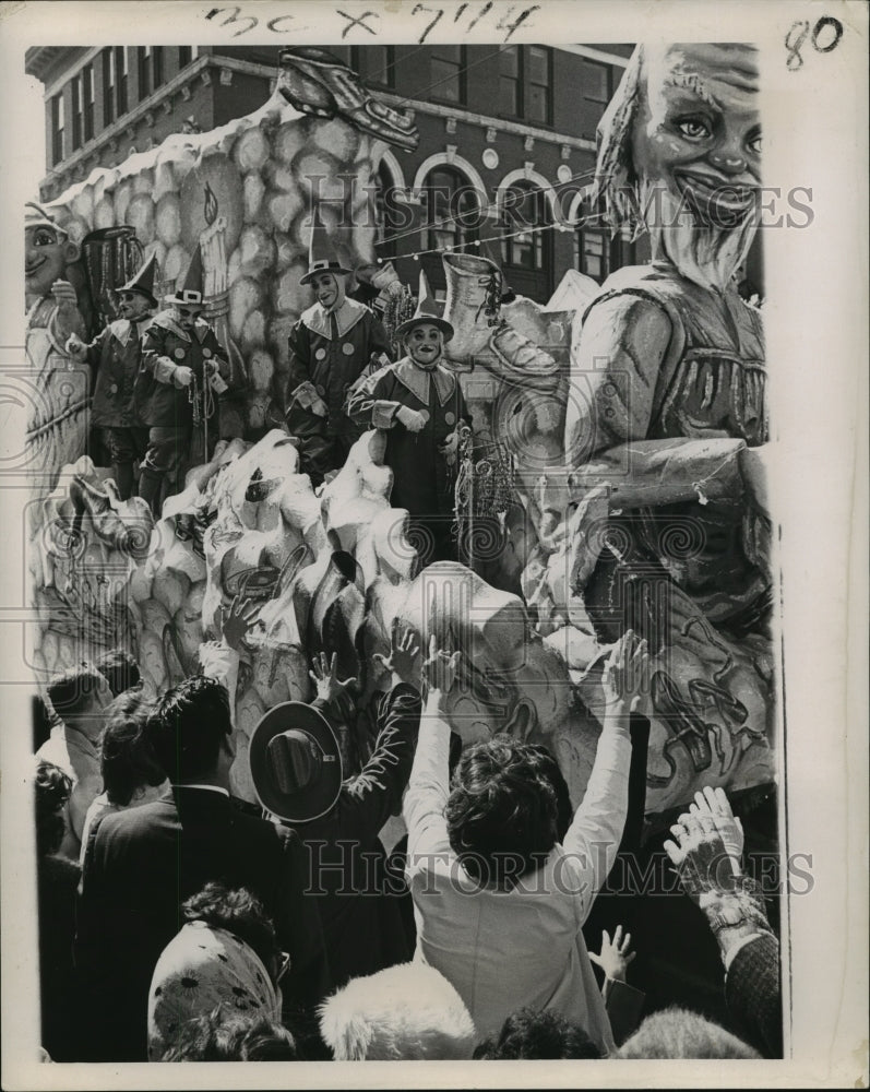 1963 Press Photo New Orleans Mardi Gras maskers on &#39;Elves&#39; Float - noa14398- Historic Images