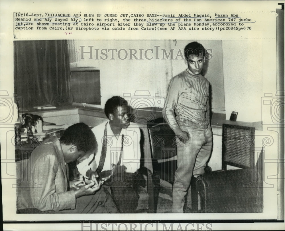 1970 Press Photo Hijackers of the Pan American 747 Jumbo Jet at Cairo Airport- Historic Images