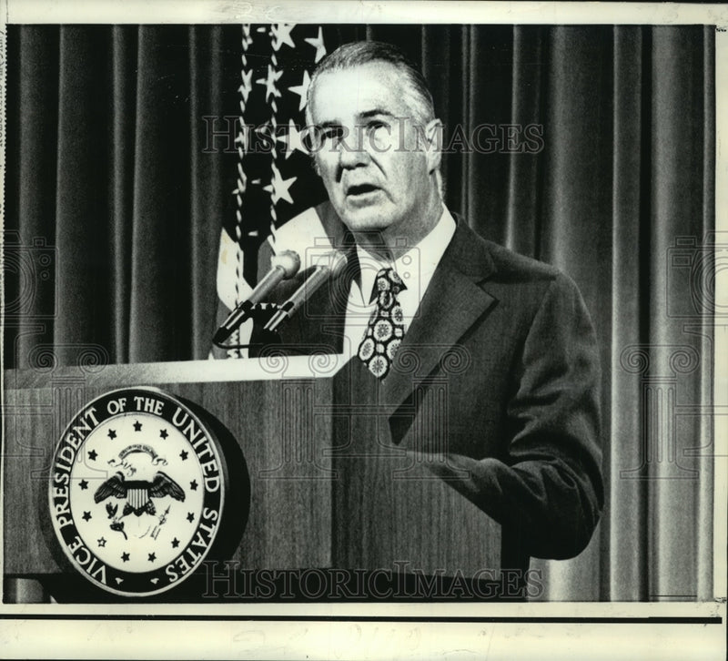 Load image into Gallery viewer, 1973 Press Photo Vice President Spiro Agnew reading statement in Washington DC

