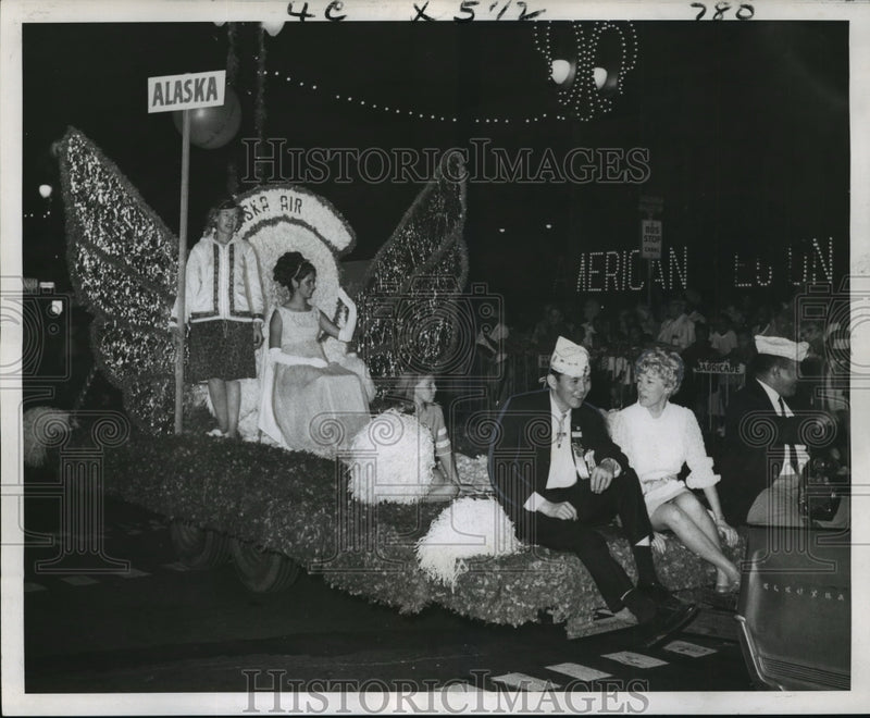 Load image into Gallery viewer, 1968 Press Photo American Legion National Convention Parade-Alaska Queen float
