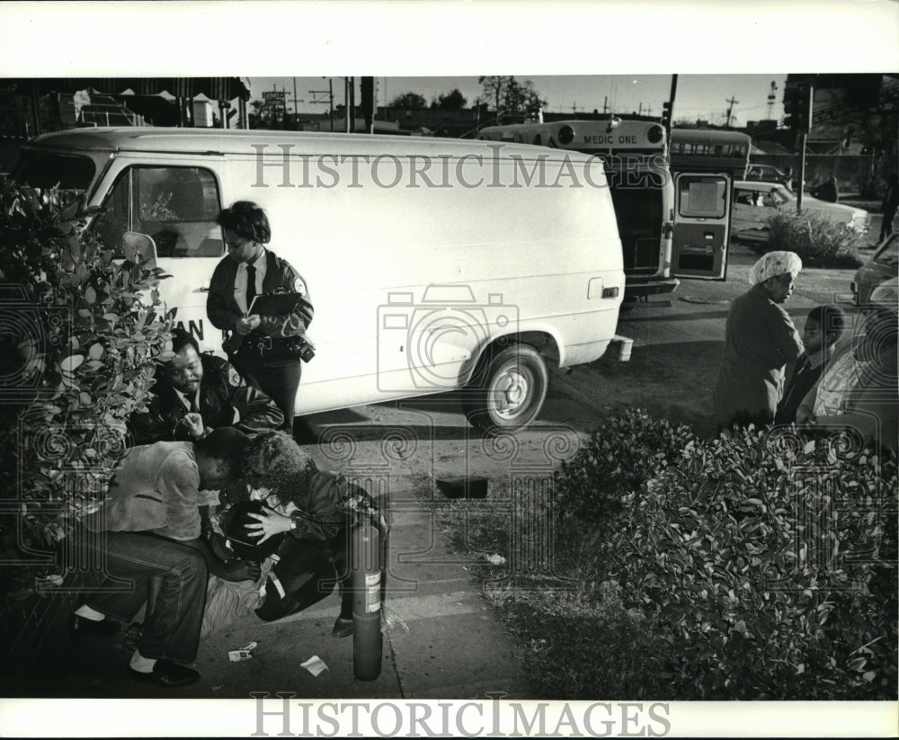  Press Photo Automobile Accident- Car and van crash at Earhart &amp; Broadway- Historic Images