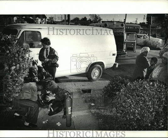  Press Photo Automobile Accident- Car and van crash at Earhart & Broadway- Historic Images