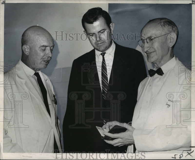 Load image into Gallery viewer, 1965 Press Photo Dr. John Adriani Chats with Doctors R. Zepernick &amp; E. Robinson
