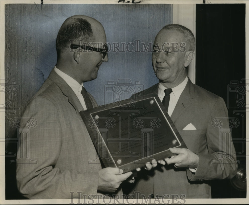 1963 Press Photo Dudley C. Andry receiving plaque from Joe L. Howell - Historic Images