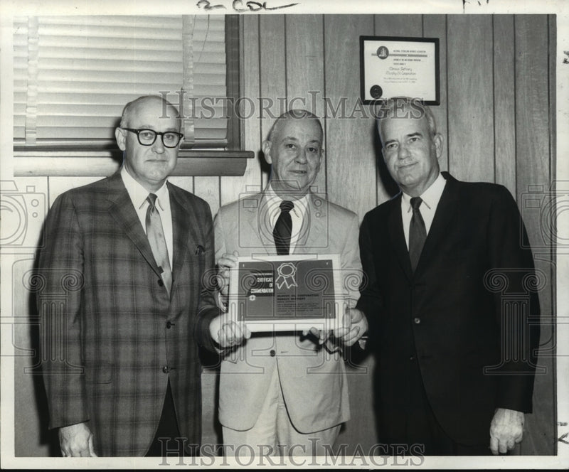 Load image into Gallery viewer, 1970 Press Photo Dudley Andry, Clinton E. Dyess &amp; E.F. Hanberry accepting award
