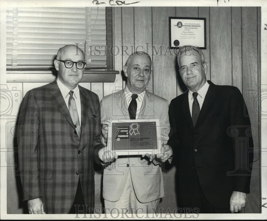 1970 Press Photo Dudley Andry, Clinton E. Dyess & E.F. Hanberry accepting award