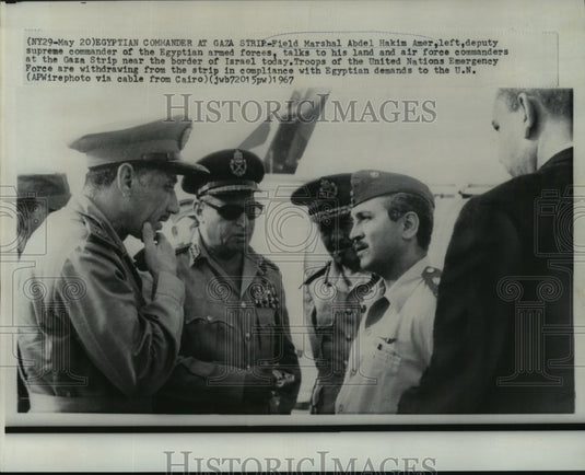 1967 Press Photo Field Marshal Abdel Hakim Amer talking to land & air commanders- Historic Images