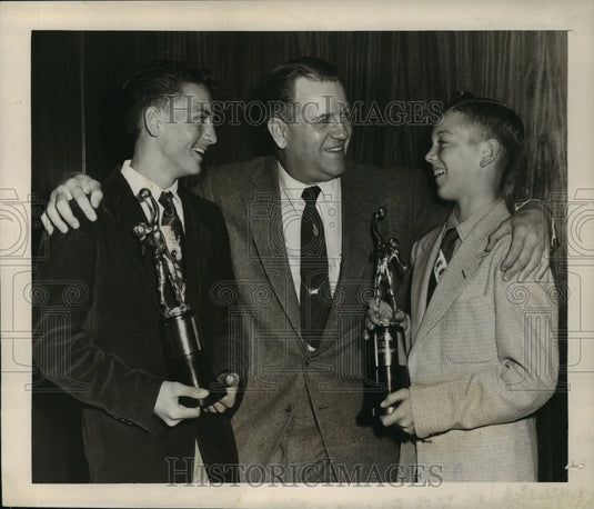 1954 Press Photo Bill WM Banker with two trophy recipients - noa15130- Historic Images