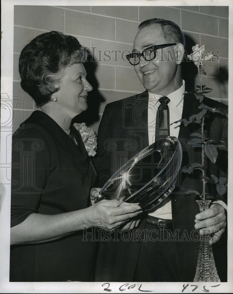 1966 Press Photo Miss Edna Heitzmann and C. R. Brandt New Orleans Rose Society- Historic Images