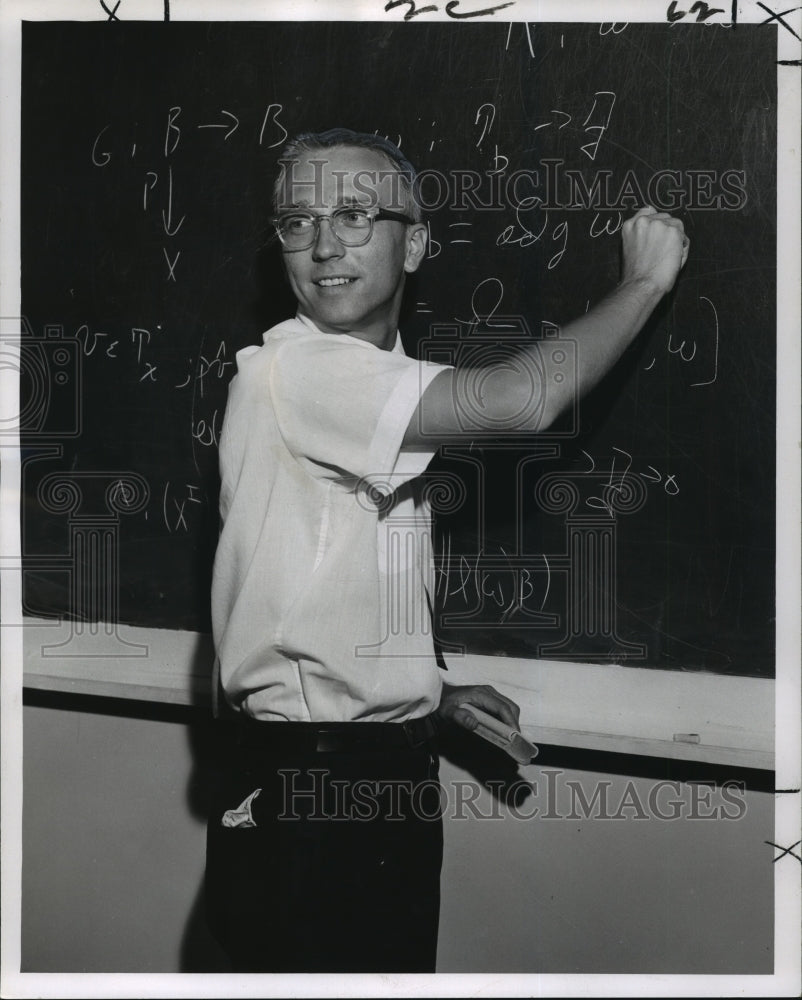 1962 Press Photo Dr. Carl H. Brans of Loyola University teaching class