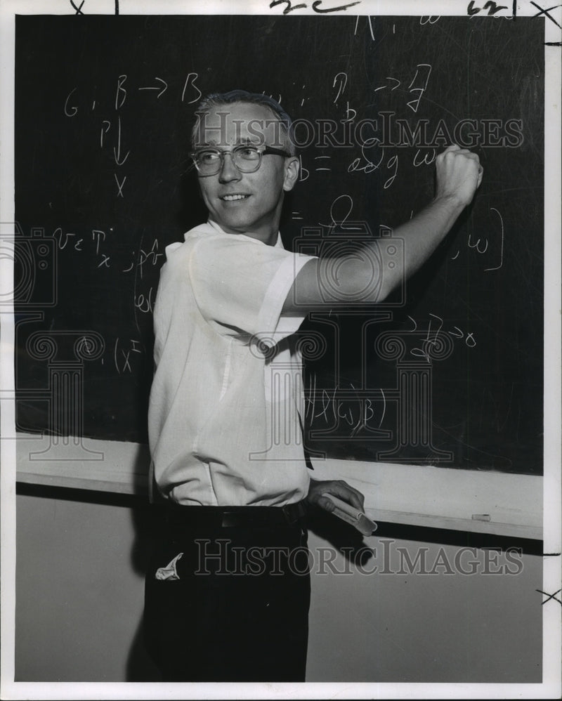 Load image into Gallery viewer, 1962 Press Photo Dr. Carl H. Brans of Loyola University teaching class
