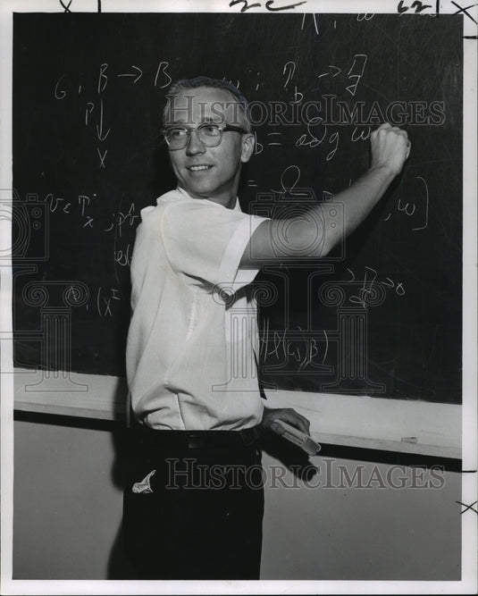 1962 Press Photo Dr. Carl H. Brans of Loyola University teaching class