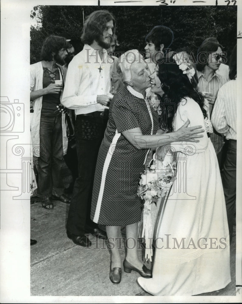 1971 Press Photo Aunt Carrie Elizabeth Gordon with bride at wedding- Historic Images