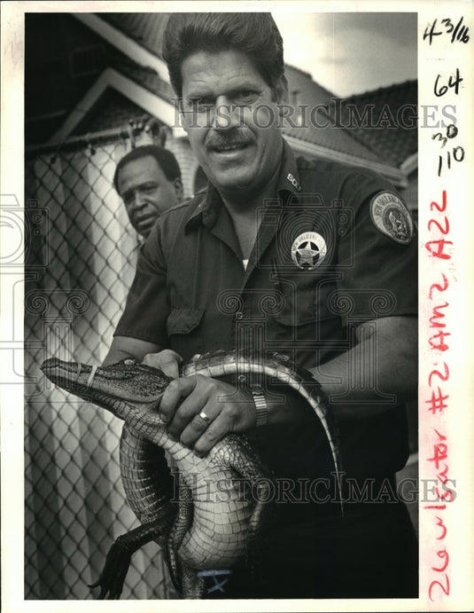 1986 Press Photo Ecology Squard Police Officer Louis Lesage with alligator
