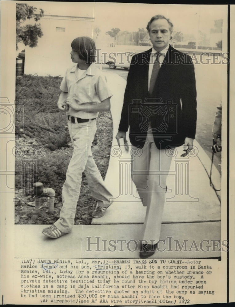 1972 Press Photo Actor Marlon Brando and son Christian walking to courtroom
