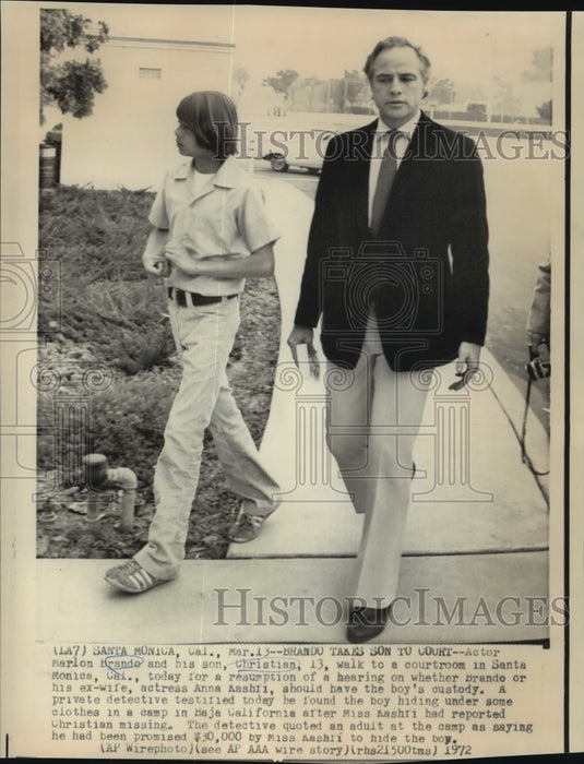1972 Press Photo Actor Marlon Brando and son Christian walking to courtroom