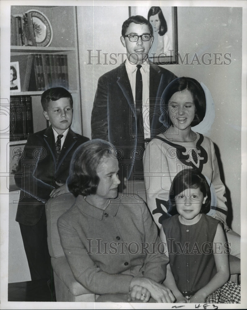 1967 Press Photo Robert J. Bannon and Family - noa15601