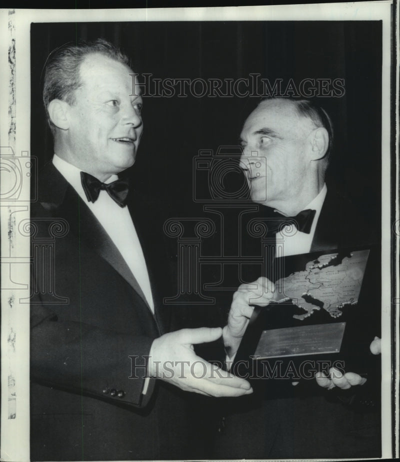 Load image into Gallery viewer, 1969 Press Photo International Rescue Committee - Willy Brandt and Lucius Clay
