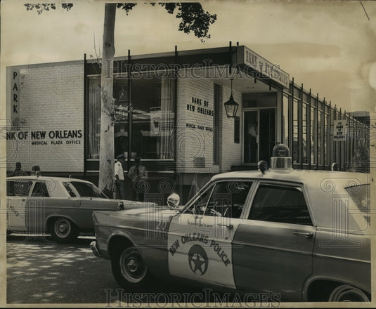 1967 Press Photo Bank Robbery- Scene of bank holdup at Prytania & Foucher- Historic Images